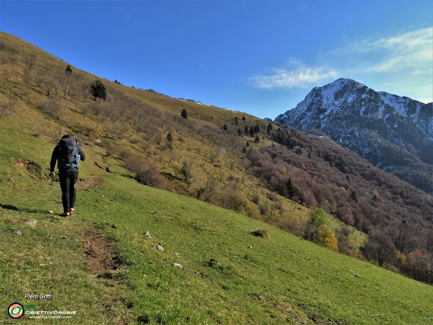 23 Avanti per il Passo Baciamorti con vista sul Venturosa.JPG